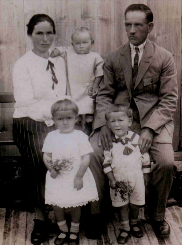 Fotografia rodiny Jána Mikuša (Janíka) - fotoarchív:Uličná Alena - 1925