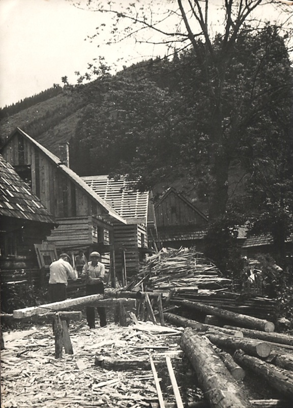 Stavba drevenice na Orave - fotoarchív:Vierka Pozorová r.Benková - 1976