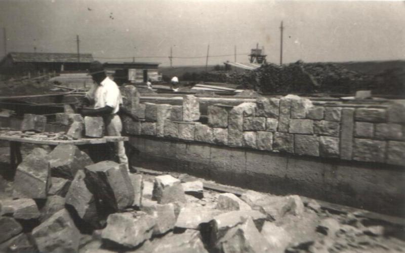 Múranie základov z kameňa - fotoarchív:kronika školy - 50-te roky