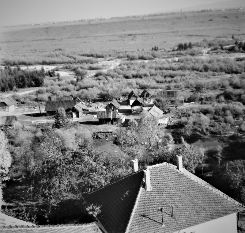 Pohľad na rómsku osadu z veže kostola - foto:Michal Glončák,riaditeľ školy -  1967