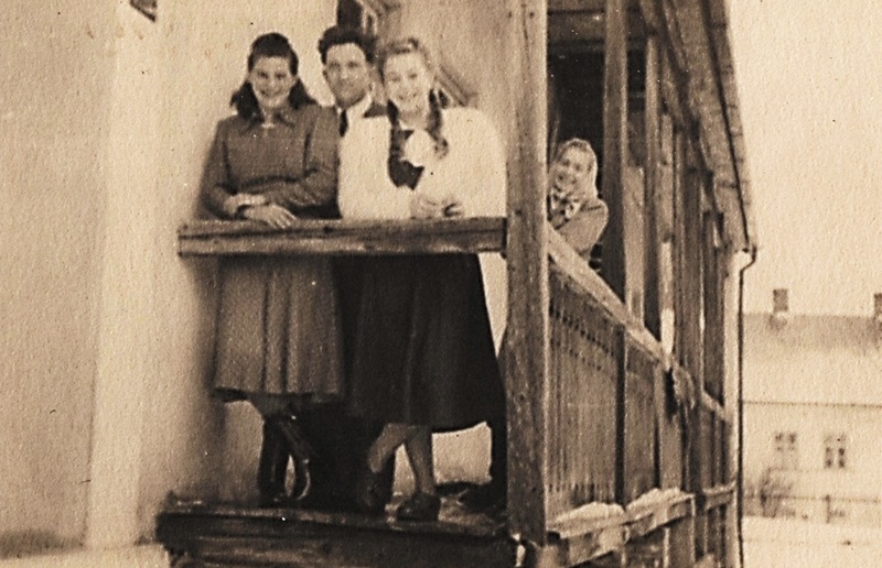 Dom s pavlačou u Vandriaka v pozadí Pelachov dom - fotoarchív:Strapoň Jaroslav - 1947