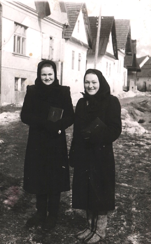 Pred poštovým úradom - fotoarchív:Danka Tarageľová - 1939-45
