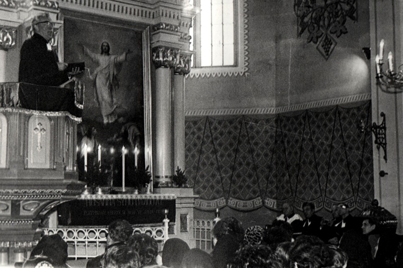 Pán farár Emil Janotka pri smútočnej kázni - fotoarchív: zo zbierky fotiek ECAV - nedatované