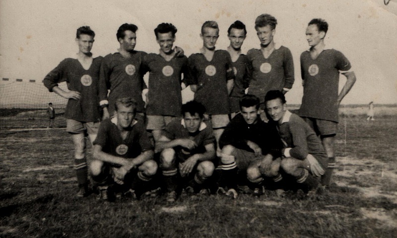 Futbalová jedenáska v Liptovskej Kokave - fotoarchív: Bohuš Gajdoš - 1953