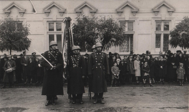 Bojová zástava horského pešieho pluku v   Litovskom Mikuláši - fotoarchív:Magda Jurčová r.Pelachová - asi 1937