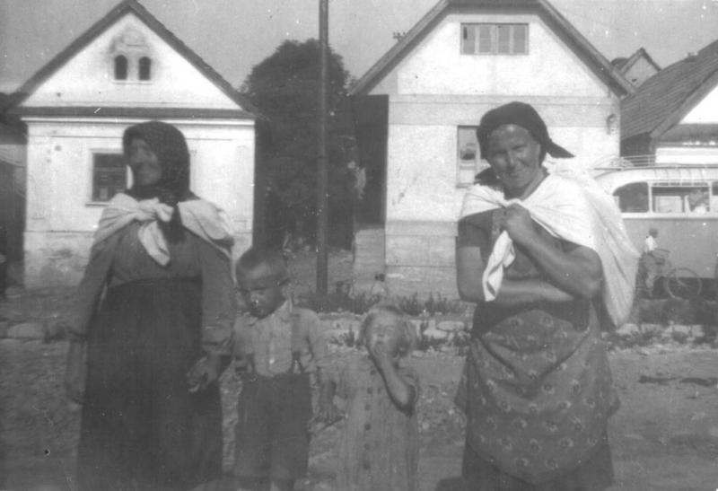 Olina Račková r.Hečlová s mamou a deťmi idu do poľa - fotoarchiv:Božena Bečáková r.Račková - 1952