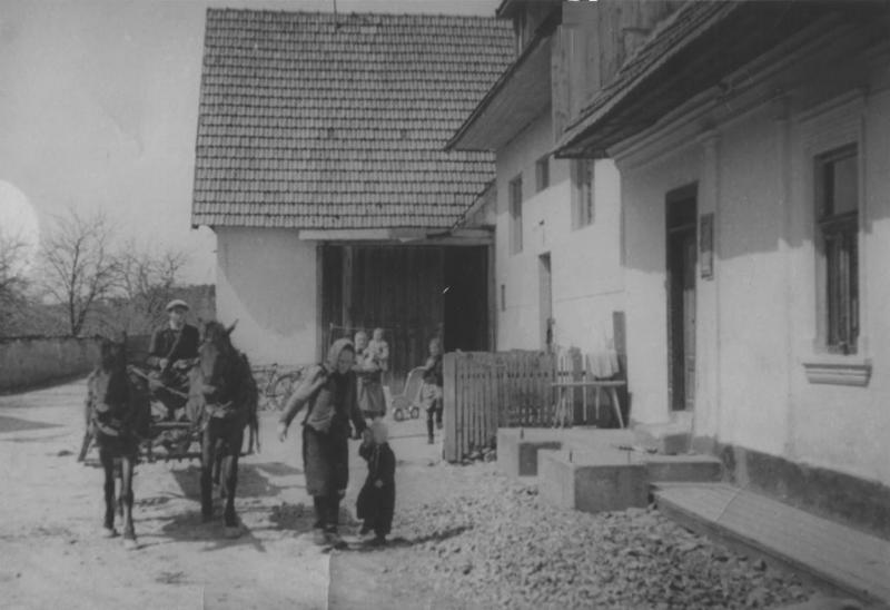 Dom Ruda Benku vpredu  Stupkov dom - fotoarchív:Bibiana Capková r.Benková - asi 1960