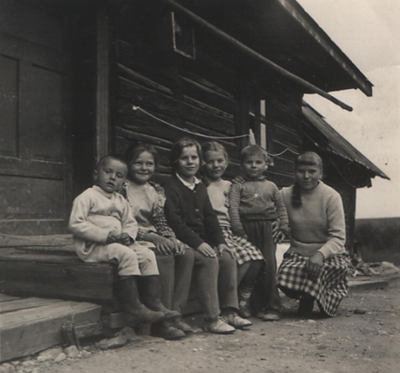 Deti na drevenom gánku Klaučovej drevenice na Brezinke - fotoarchív: Emil Klaučo Belaj - 1959