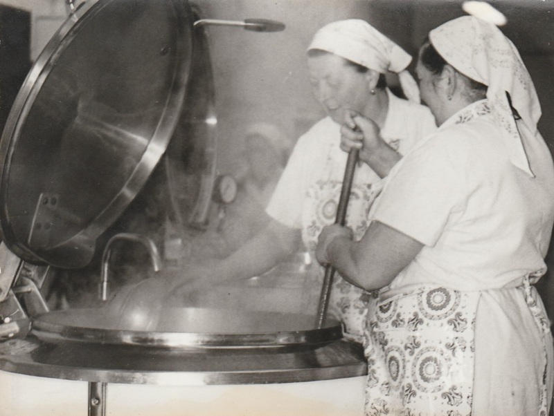 Dve kuchárky z Pribyliny varia polievku v jedálni SOU Drevoindutria Lipt.Hrádok - Anna Beharková  - 80-te roky