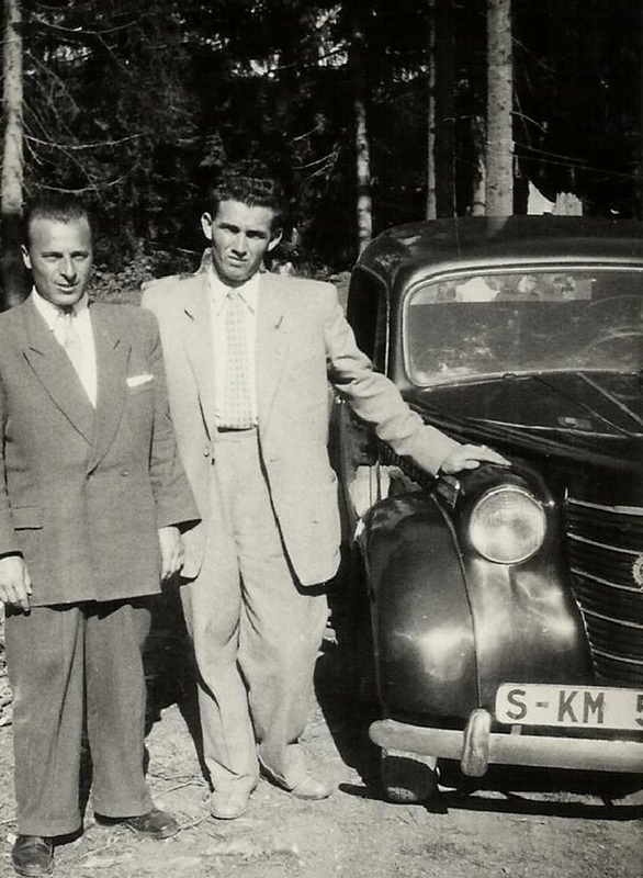 Karol Sutoris a jeho auto Opel Olympia a v ľavo Dušan Mikuš - fotoarchív: Karol Sutoris ml. - 1950