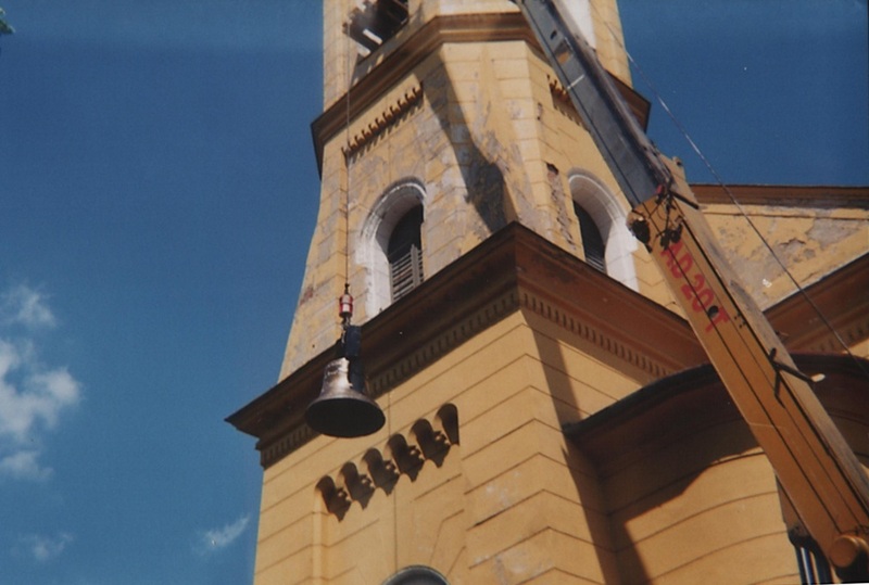 Do veže kostola stúpa nový zvon - fotoarchív: cirkevná kronika 