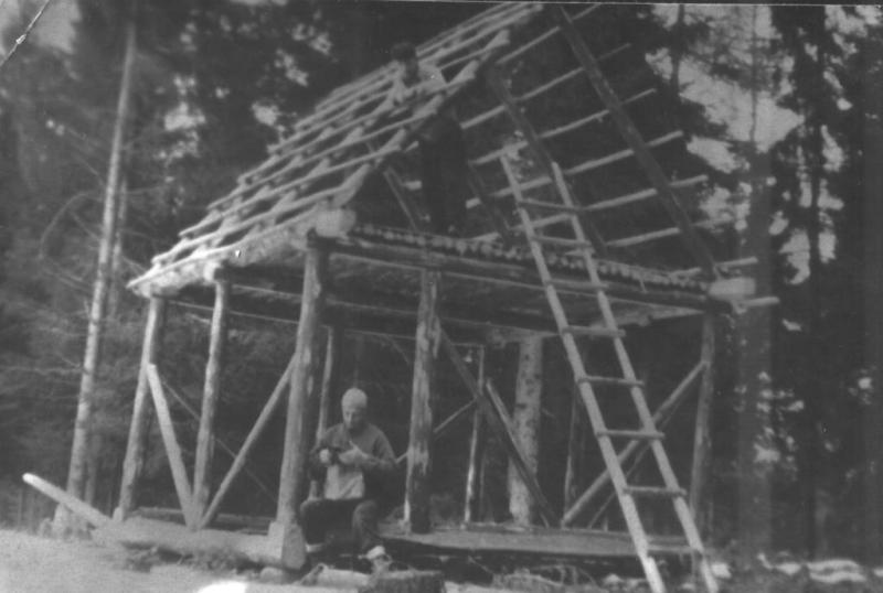 Rozostavaná drevená stavba  - fotoarchiv:Belomír Račko - 60-te roky