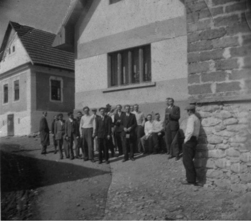 Jančušov kút - Na fotke je pohľad od starej požiarnej zbrojnice na kútniarov stojacich pred Majerovým,Strapončekovým a Poliakovým domom. - fotoarchív:Milan Poliak - 50-te roky