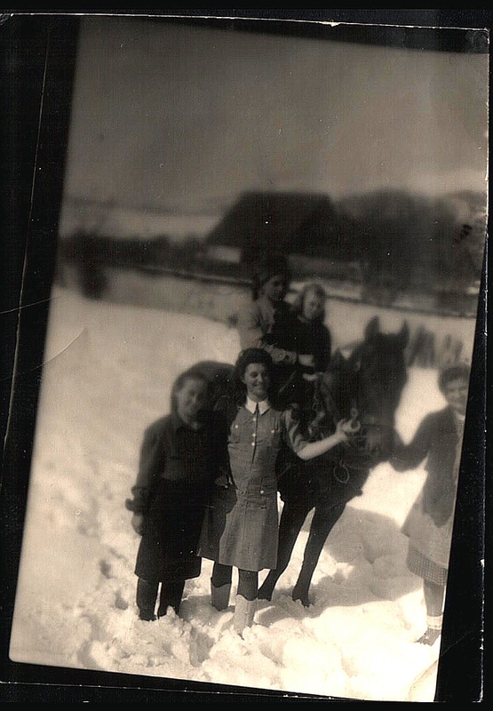 Fotka z ťažkých vojnových časov na pamiatku - fotoarchív:Mária Majerová r.Zaťková - asi január 1945