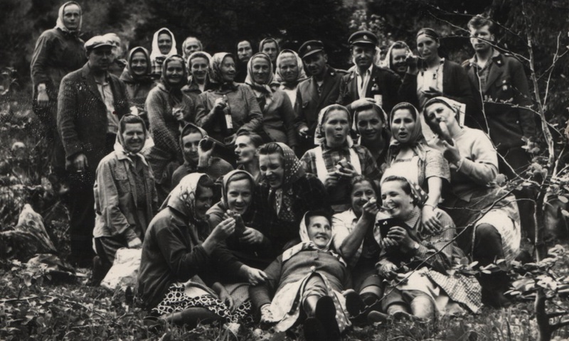Spoločná - trošku uvoľnená fotka lesných robotníkovGoogle - fotoarchív:Rudolf Plučinský - 60 - te roky