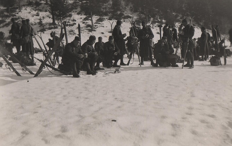 Neodmysliteľnou časťou výcviku horského pešieho pluku bol presun na lyžiach - fotoarchív:Magda Jurčová r.Pelachová - asi 1937