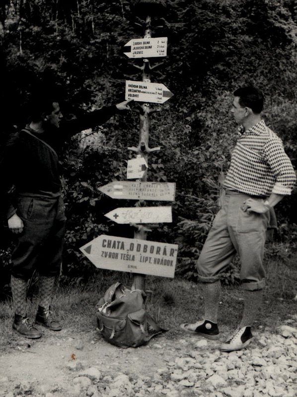 Jedinečná ukážka turistického orientačného ukazovateľa v ústi Račkovej doliny - fotoarchív: Ján Králik - asi okolo roku1965