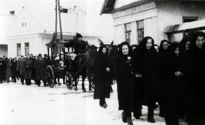 Pohrebný sprievod ide okolo Kušnierovho domu na nižnom konci - fotoarchív:Ján Húsenica - nedatované