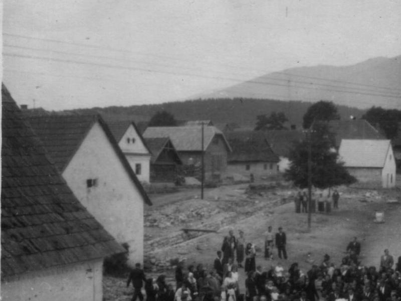 Pohľad na sypárne v strede obce z okna obecného úradu - fotoarchív:Ján Betušiak - 1951