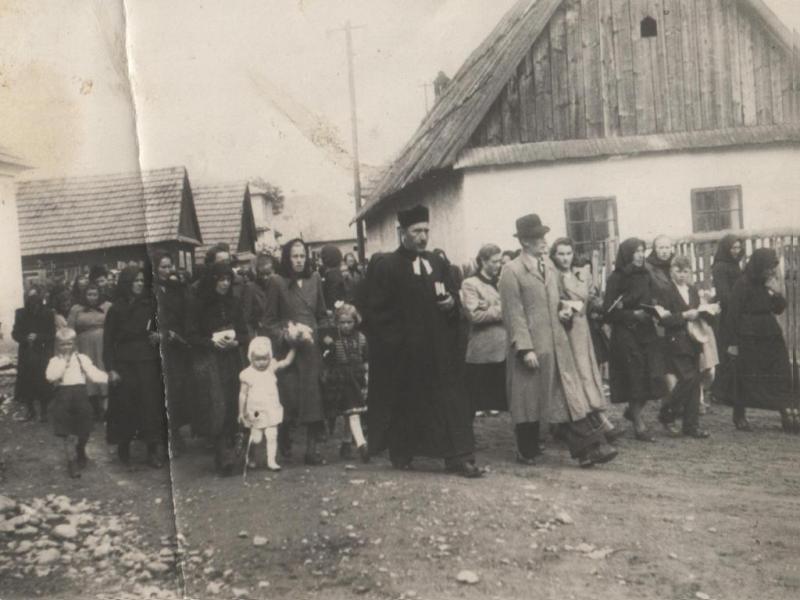 Harichov -Boháčov dom v zadu Juríkova drevenica a pastiereň - fotoarchív:Eva Lubelanová r.Juríková - 1950