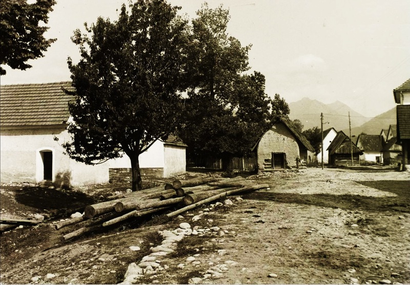 Sypárne v strede obce  Pribyliny rok 1935