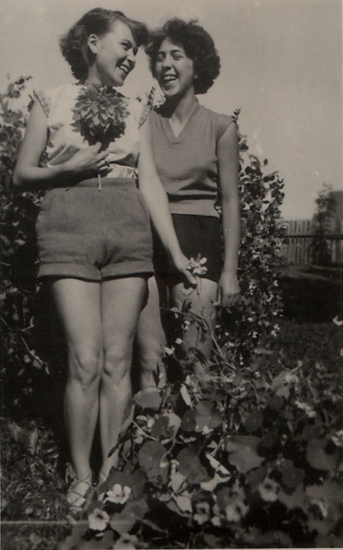 Smiech a radosť v rozkvitnutej záhrade - fotoarchív:Mlynarčíková Anna r. Šintajová - nedatované
