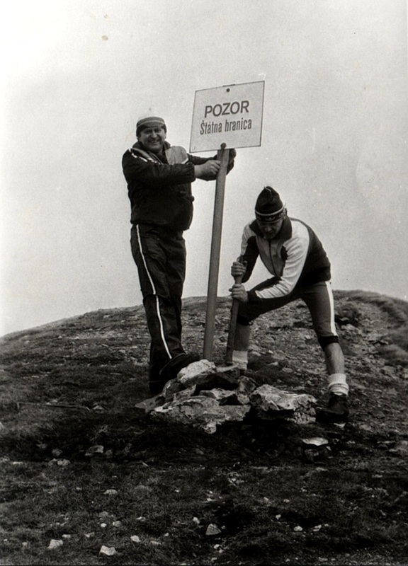 Osadzovanie  tabule na štátnej hranici - fotoarchív: Jaroslav Strapoň - 1985
