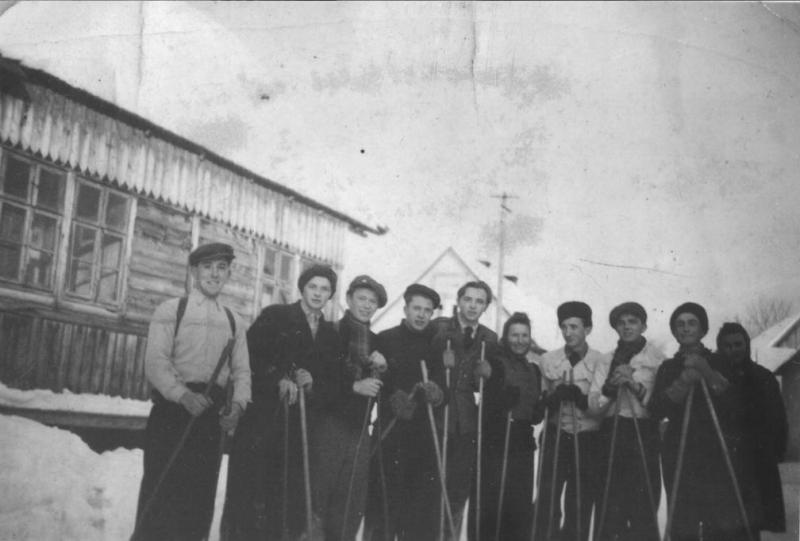 Na záver lyžiarskeho pochodu pred Líbikom - fotoarchív:Ján Klaučo - asi 50- te roky