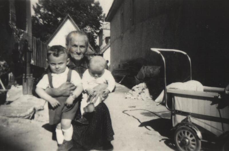V Lajčiakovej ulici - Mária Lajčiaková a jej vnuci - fotoarchív:Milan Betuš - 1953
