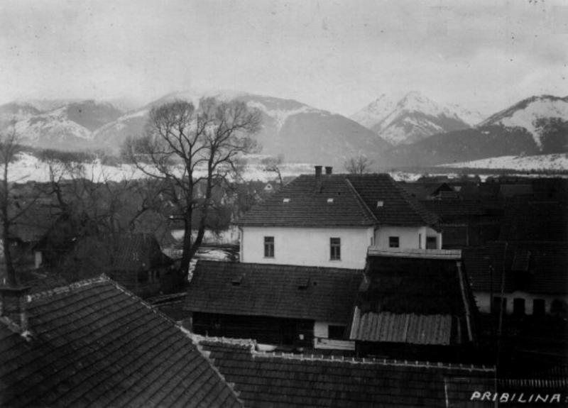 Pohľad z veže kostola na Zubčekovu drevenicu  a cirkevnú bytovku. - fotoarchiv:Harich Ján - asi 1930