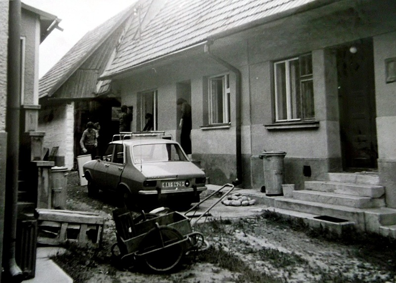 Pohľad do spoločného dvora v hustej zástavbe Jančušovho kúta - fotoarchív: Miroslav Račko ml. - leto1980
