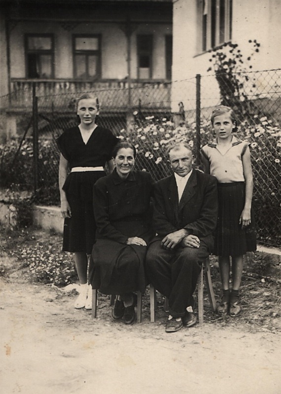 Fotka pred domom - fotoarchív:Danka Čučková r. Mikušová - 60 -te roky