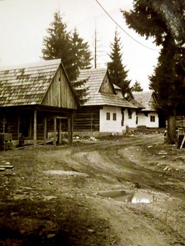 Fotka z čias výstavby skanzenu - fotoarchív: Miroslav Račko ml. - asi 1984