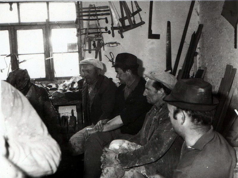 Pribylinskí murári v dielni u kolára Jana Králika - fotoarchív: Ján Králik - nedatované