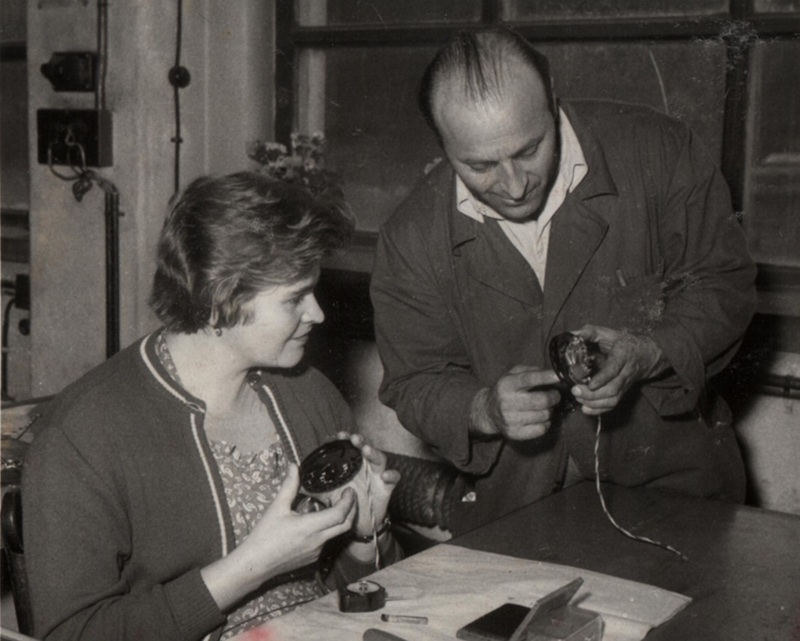 Výroba a kontrola otočnej čiselnice  telefónu - fotoarchív:Ján Mikuš Krdaj - 60 -te roky