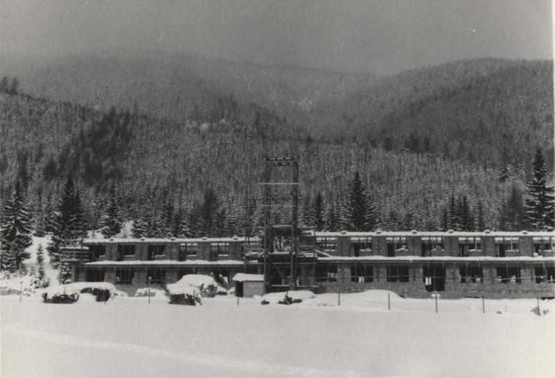 Rozostavaná   chata  VŠ Nitra - fotoarchiv:Belomír Račko - 1971