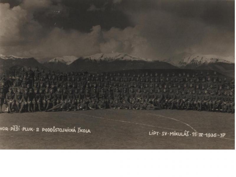 Horský peší pluk  v Lipt.Sv.Mikuláši - fotoarchív:Magda Jurčová  r.Pelachová - 1937