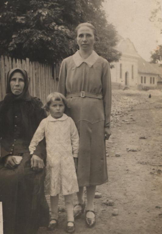 Generácia žien jednej rodiny: mama - dcéra - vnučka - fotoarchív:Mária Plavkova - 1936