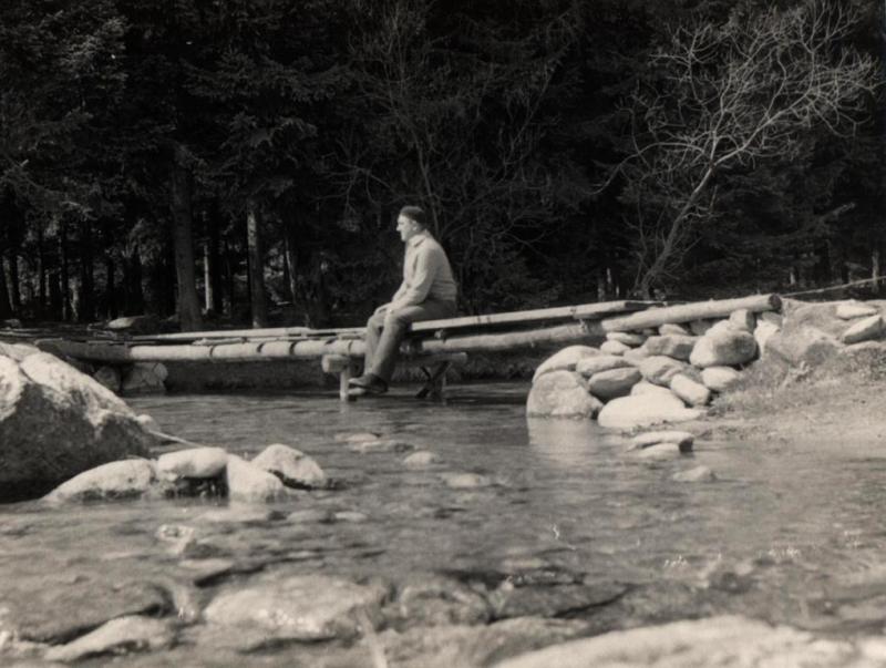 Lavica cez Račkov potok pri medokýši - fotoarchiv:Račko Miroslav st. - 60-te roky