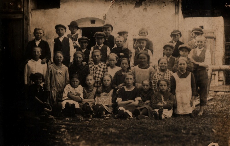 Deti ľudovej školy v Pribyline V-VI. trieda  - fotoarchív:Eva Kušnierová - 1927
