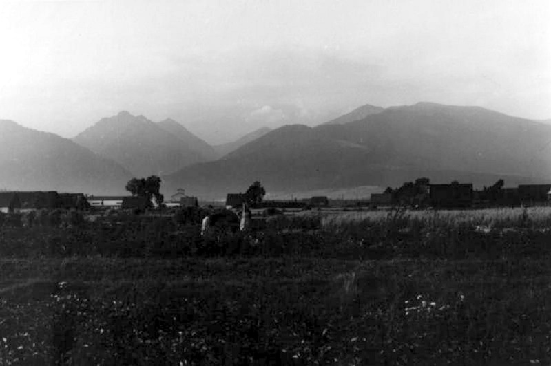 Záhumnie pred postavením cesty poza dedinu - fotoarchiv:Račko Miroslav st. - 60-te roky