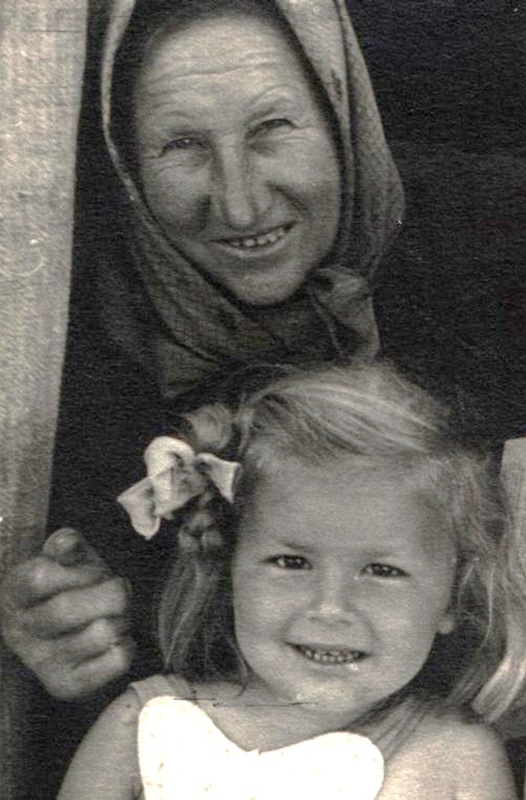 Stará mama , vnučka a  srdiečko  - fotoarchív:Zorka Beharková - 50-te roky