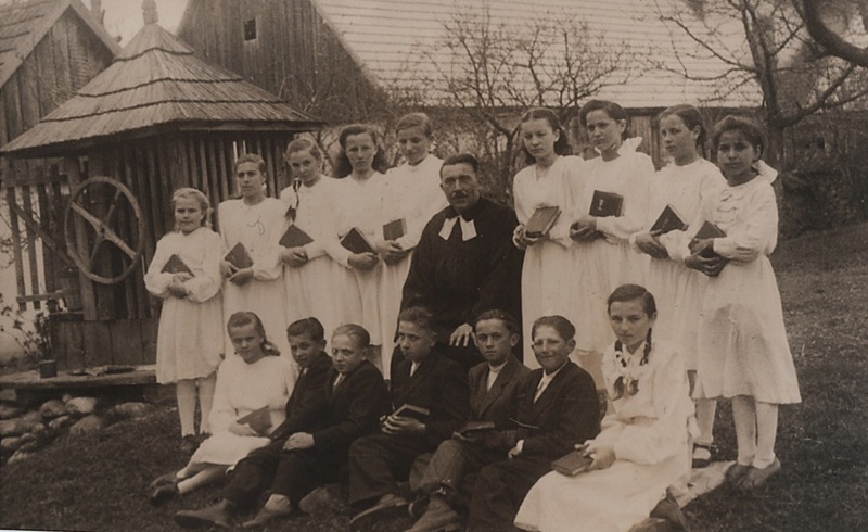 Konfirmácia ročnika 1930 - fotoarchív:Zdenka Račková - asi 1944