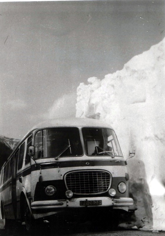 Autobus prechádza Tichou dolinou v mieste pádu lavíny - fotoarchív:Viera Cíglerová - 80-te roky