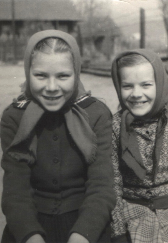 Dievčatá Anna a Mária Klaučové z Brezinky - fotoarchív:Emil Klaučo Belaj - 1957