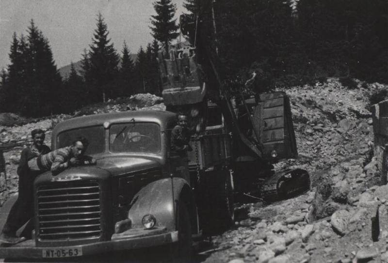 Výstavba cesty Slobody na Podbanskom - fotoarchív:Viera Benková - 1956