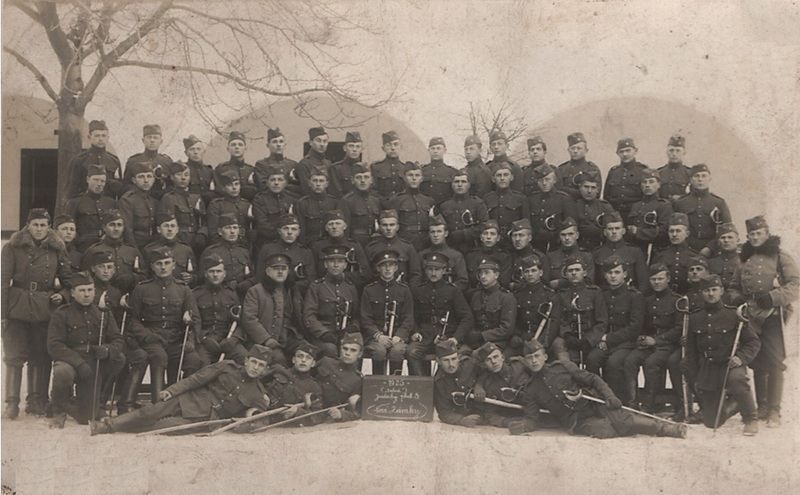 Ján Pozor a jeho spolubojovnici z prvého jazdeckého oddielu v Nových Zámkoch - fotoarchív:Viera Pozorová r.Benková - 1925