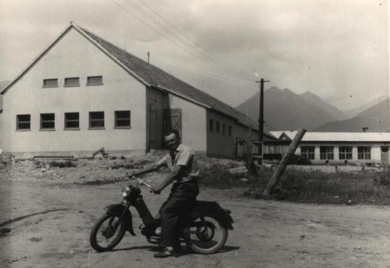 Ján Poliak na mopede - fotoarchív:Zorka Beharková - 1959