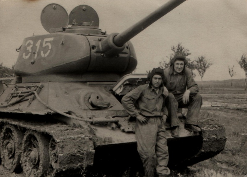 Plukovník v zálohe Miroslav Račko veliteľ tanku /vpravo/a jeho vodič  T 34  v ľavo- Čáslav - fotoarchív:Miroslav Račko st. - 1961