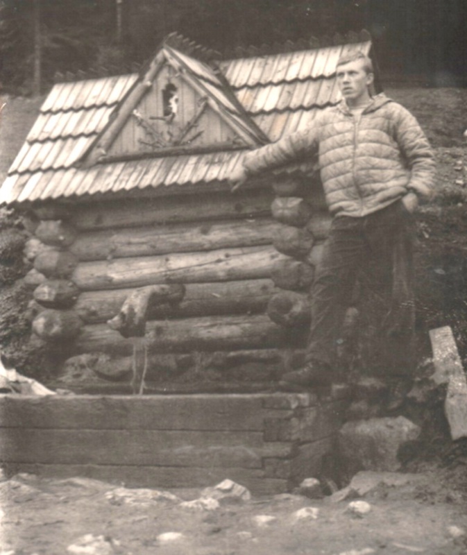 Krásna tesárska práca prekrytia studničky - fotoarchív:Vierka Pozorová r.Benková - 1966